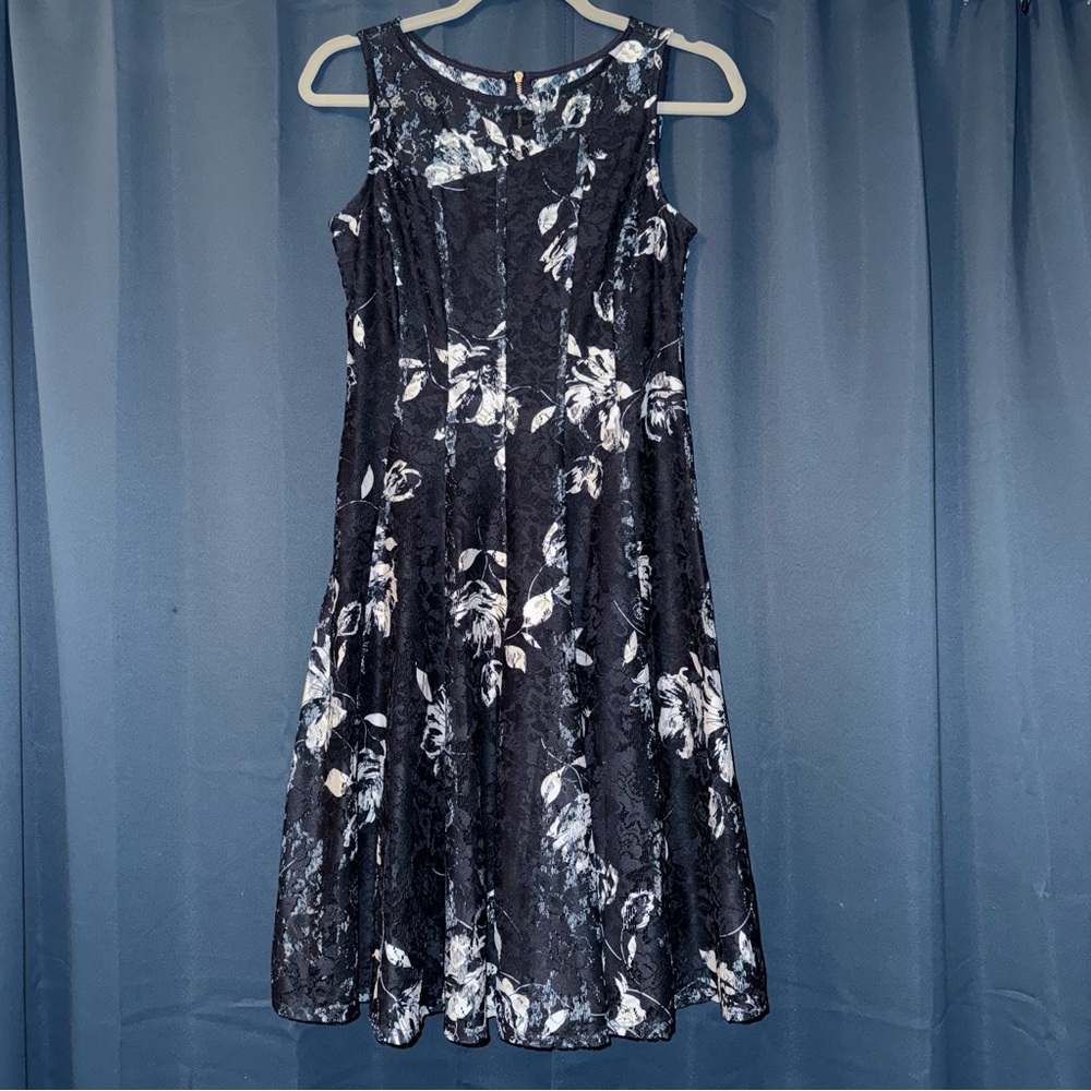 Floral Lace Sleeveless Dress - Navy and White